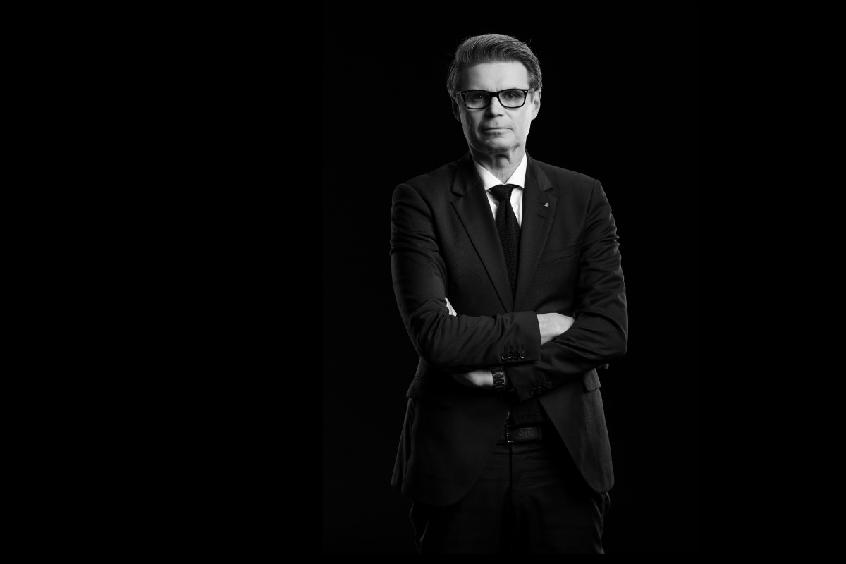 Fredrik Hallström 1200 x 800.jpg